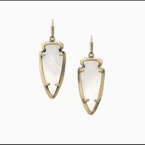 KENDRA SCOTT KATELYN EARRINGS IN BRASS & WH AGATE